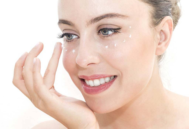 Крем вокруг глаз: как правильно наносить?